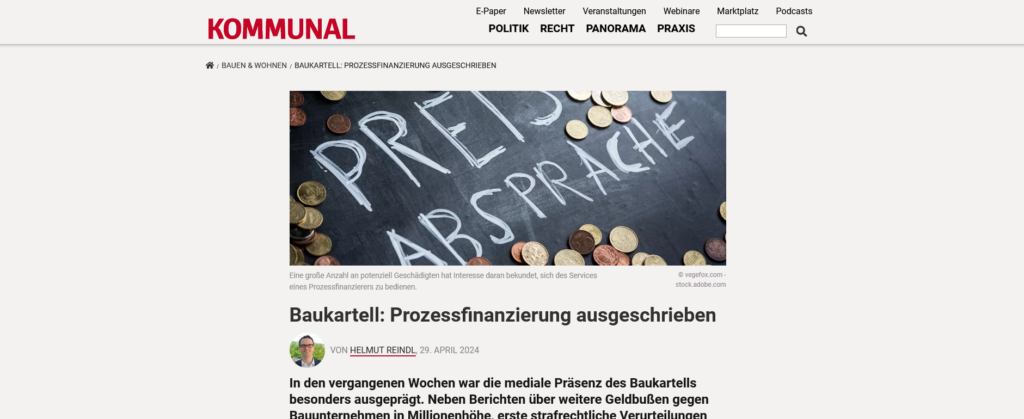 Ein Screenshot von kommunal.at zeigt eine Tafel mit Kreideaufschrift "Preisabsprache" und Euro-Münzen, was das Thema Baukartell und Prozessfinanzierung symbolisiert.